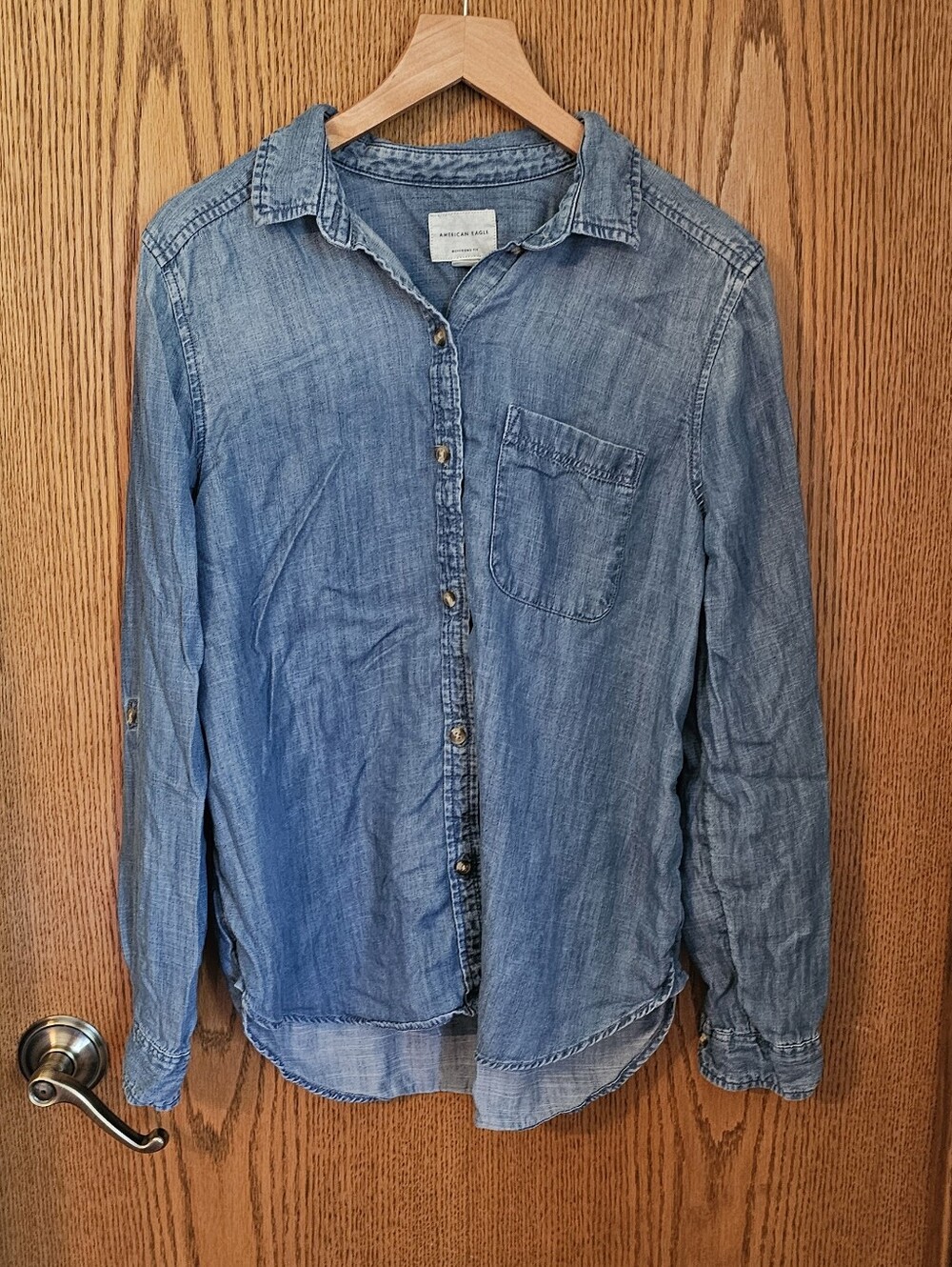 American Eagle Chambray Button-Up Shirt in Light Denim Blue